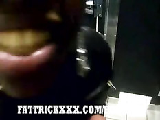 Парень завёл чёрную проститутку в сортир и заставил сделать минет