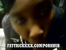 Парень завёл чёрную проститутку в сортир и заставил сделать минет