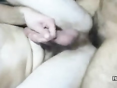 Мужик на кровати вгоняет член в задницу парня и кончает на него