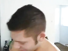 Мужик на кровати вгоняет член в задницу парня и кончает на него