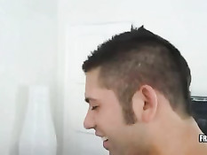 Мужик на кровати вгоняет член в задницу парня и кончает на него