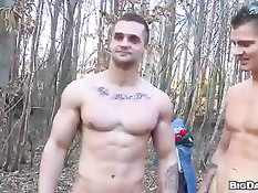 Атлетичные голубые ребята занимаются сексом в берёзовой роще