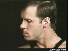 Парень в стрингах показывает своему любовнику красивую задницу