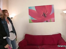 Взрослая женщина дрочит и отсасывает парню и скачет на его члене