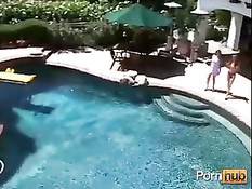 Девки устроились у бассейна и раздевшись догола устроили оргию