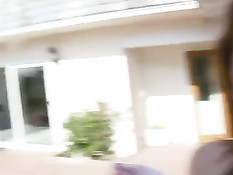 Народ занимался групповым сексом в загородном доме и на лужайке