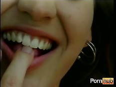 Девчонки возле бассейна ласкают друг дружке груди и половые губы