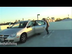 Порно дива Dana DeArmond ласкает себя гуляя по красивым местам