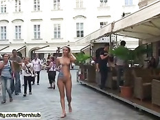 Бесстрашные девушки путешествуют голышом по городским улочкам