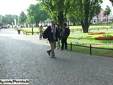 Бесстрашные девушки путешествуют голышом по городским улочкам