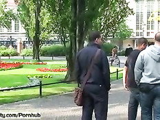 Бесстрашные девушки путешествуют голышом по городским улочкам