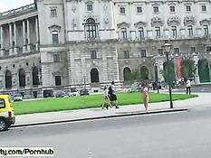 Бесстрашные девушки путешествуют голышом по городским улочкам