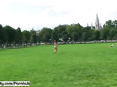 Бесстрашные девушки путешествуют голышом по городским улочкам