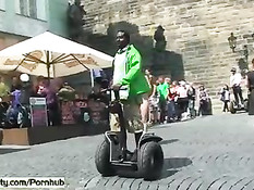 Бесстрашные девушки путешествуют голышом по городским улочкам