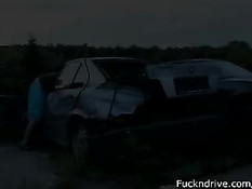 Парень оттрахал свою высокую молодую подругу возле автомашины