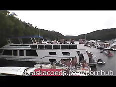 Лесбиянки занимались любовью в своей каюте, а потом в бассейне