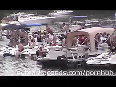 Лесбиянки занимались любовью в своей каюте, а потом в бассейне