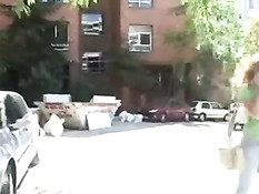 Мужик приметил на улице молодую испанскую девку и развёл на секс