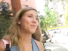 Мужик приметил на улице молодую испанскую девку и развёл на секс