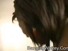 Белый парень вставил чёрной девке в рот и отодрал между грудей