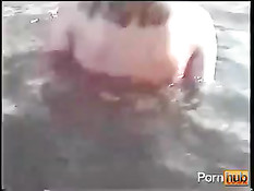 Девушка раздевается на катере под одобрительные крики мужиков