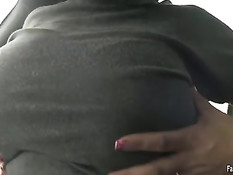 Большая грудь молодой хуесоски довела парня до мощного оргазма