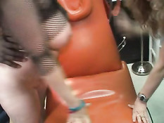 Женщины делают интимный пирсинг и татуировки и участвуют в оргиях