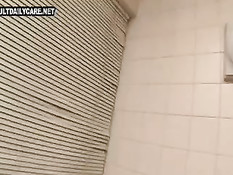 Азиатка делала минет и дрочила член парня своими большими сиськами