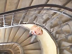 Парни отодрали истомившуюся блондинку во все рабочие отверстия