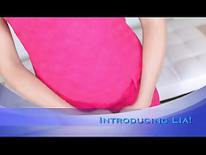 Мужик засадил блондинке в розовом платье член в ротик и в киску