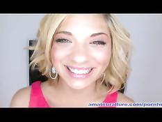 Мужик засадил блондинке в розовом платье член в ротик и в киску