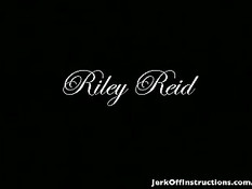 Худая малышка с маленькой грудью Riley Reid мастурбирует на диване