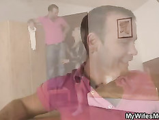 После ухода дочери возбуждённой тёще захотелось секса с зятем