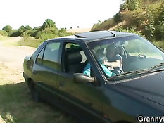 Парень на машине отвёз зрелую блондинку за город и развёл на минет