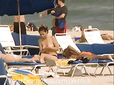 Горячие девушки загорают и гуляют топлес на пляжах Южной Флориды