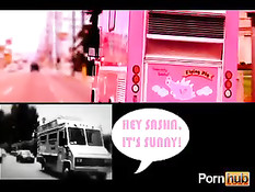 Гламурная девушка привезла парню перекусить и себя на десерт