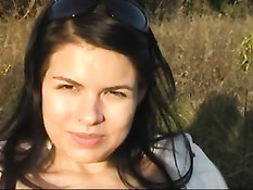 Сексуальная девушка Zuzinka сняла трусики и устроилась на траве