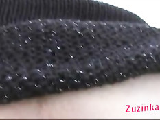 Сексуальная девушка Zuzinka сняла трусики и устроилась на траве