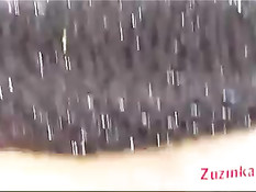 Сексуальная девушка Zuzinka сняла трусики и устроилась на траве