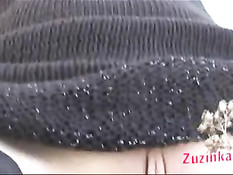 Сексуальная девушка Zuzinka сняла трусики и устроилась на траве