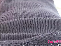 Сексуальная девушка Zuzinka сняла трусики и устроилась на траве