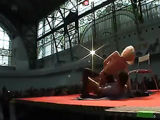 Девушка вывела парня с завязанными глазами на сцену и отсосала