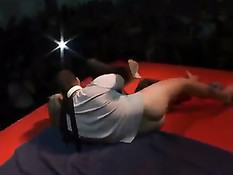 Девушка вывела парня с завязанными глазами на сцену и отсосала