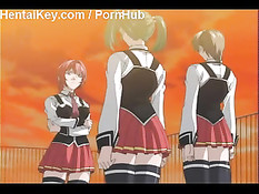 Не замечая окружающих девка мастурбировала на столе в аудитории