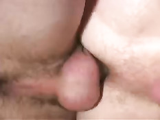 Горячая гей групповуха на кровати с участием трёх молодых ребят