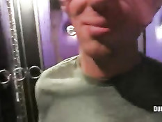 Парню завязали глаза и предложили заняться сексом с незнакомцем