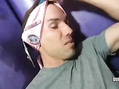 Парню завязали глаза и предложили заняться сексом с незнакомцем