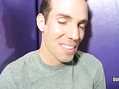 Парню завязали глаза и предложили заняться сексом с незнакомцем