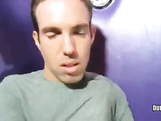 Парню завязали глаза и предложили заняться сексом с незнакомцем