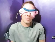 Парню завязали глаза и предложили заняться сексом с незнакомцем